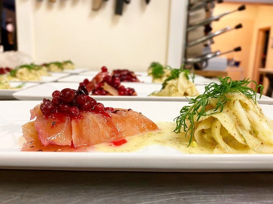 Gravad lax med lingon och fänkål, upplagd på vita fat
